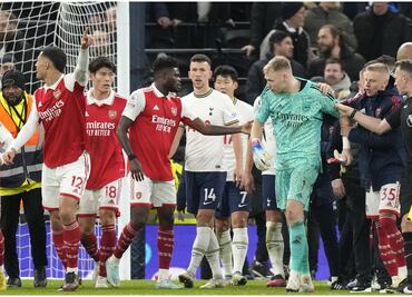 Aficionado patea a portero del Arsenal tras finalizar el Derbi del Norte de Londres