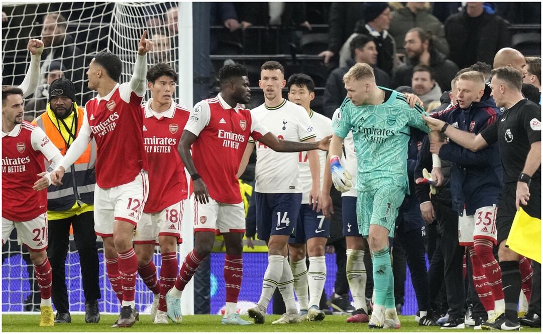 Los futbolistas trataron de evitar el conflicto. FOTO: AP