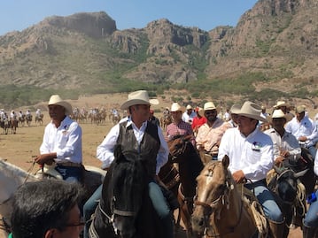 Arma "El Bronco" cabalgata en Durango