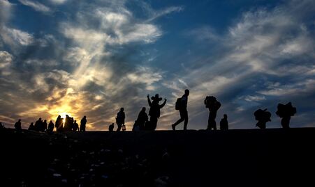 FOTOS: Miles de palestinos desplazados regresan a sus hogares en la devastada Gaza