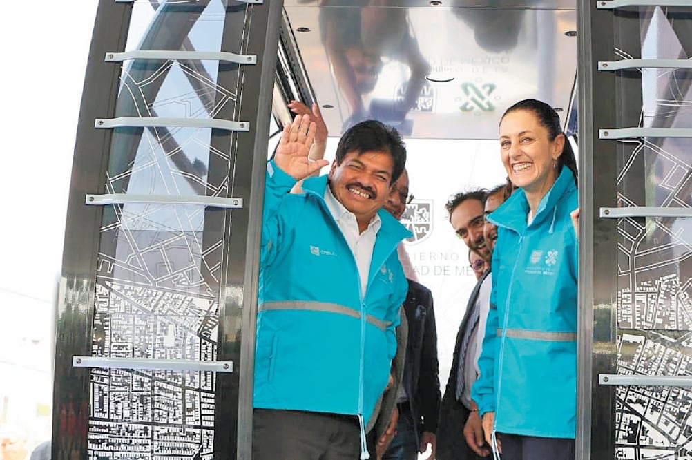 En compañía del alcalde morenista de Gustavo A. Madero, Francisco Chíguil (izq.), la mandataria capitalina, Claudia Sheinbaum (der), presentó la cabina que se utilizará en el primer Cablebús de la capital del país. Foto: ESPECIAL