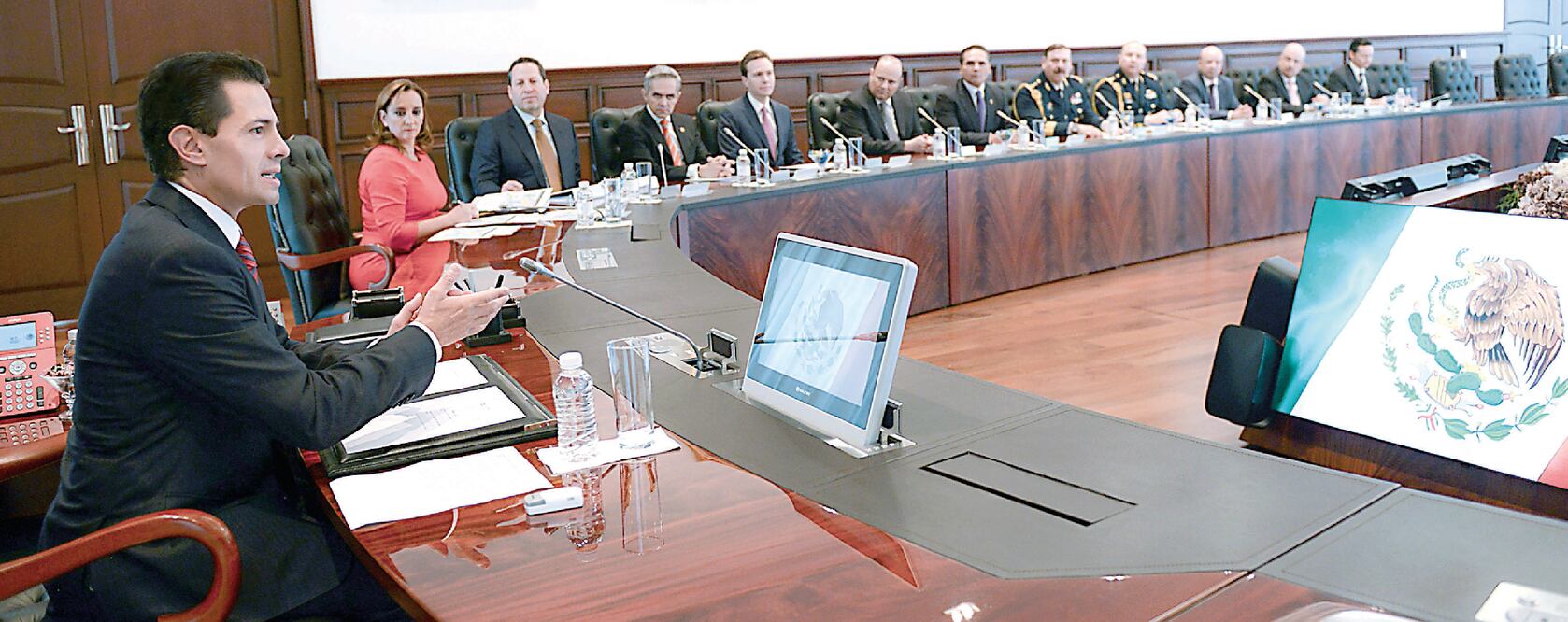 El presidente Enrique Peña Nieto supervisó, junto con su gabinete, el jefe de Gobierno de la Ciudad de México y los mandatarios del Estado de México, Chiapas, Chihuahua y Michoacán las acciones emprendidas ante la visita de Francisco (PRESIDENCIA)