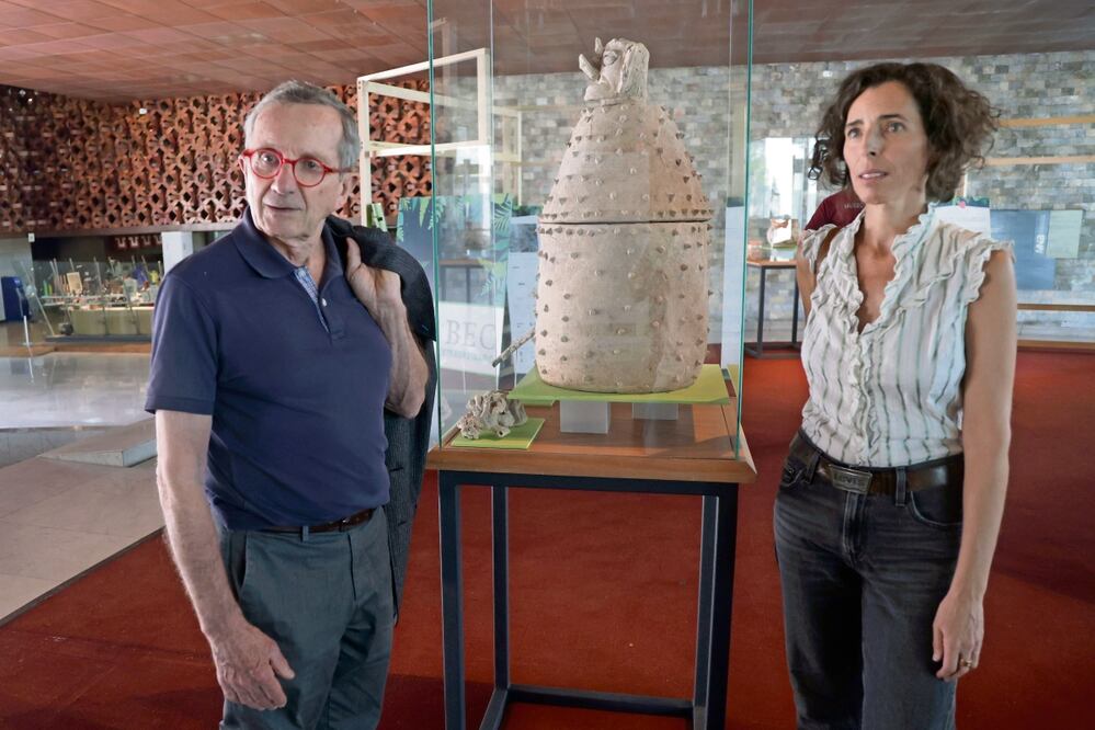 Los arqueólogos franceses Dominique Michelet y Eva Lemmonier encabezaron dos temporadas de excavaciones en Río Bec en 2002. Ayer, ambos estuvieron presentes en el montaje de la muestra en la Media Luna del recinto. Foto: de Carlos Mejía. El Universal