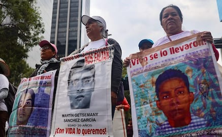 Tras dos horas, termina encerrona en Palacio Nacional por caso Ayotzinapa