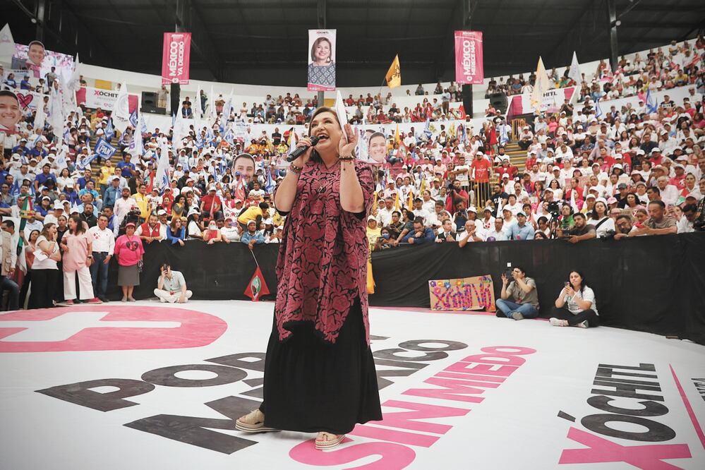 Xóchitl Gálvez Ruiz, candidata de Fuerza y Corazón por México, se reunió con decenas de sus paisanos en Hidalgo, en un acto en el Lienzo Charro de Pachuca y los convocó a votar por ella este 2 de junio. Foto: Berenice Fregoso | El Universal
