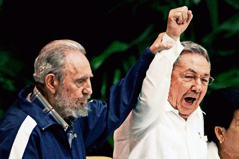 Fidel y Raúl, en el Congreso del Partido Comunista en La Habana, Cuba, el 19 de abril de 2011, en el que el menor de los Castro fue nombrado primer secretario (ARCHIVO. AP)