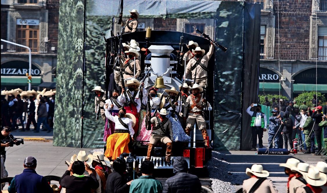 El presidente López Obrador informó que el desfile del aniversario de la Revolución Mexicana se llevará a cabo este domingo en el Zócalo de la Ciudad de México. Foto: archivo/EL UNIVERSAL