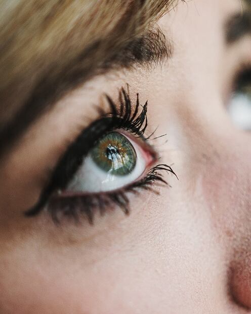 Debemos evitar hacer movimientos bruscos al desmaquillar los ojos / Foto: Pexels