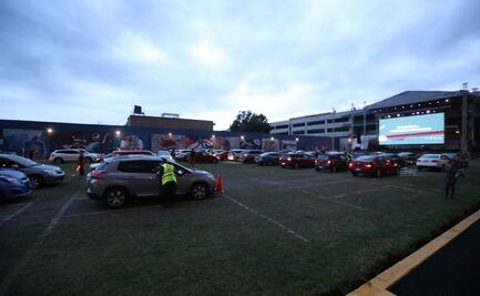 Capitalinos disfrutan primera función de autocine en la Arena Ciudad de México