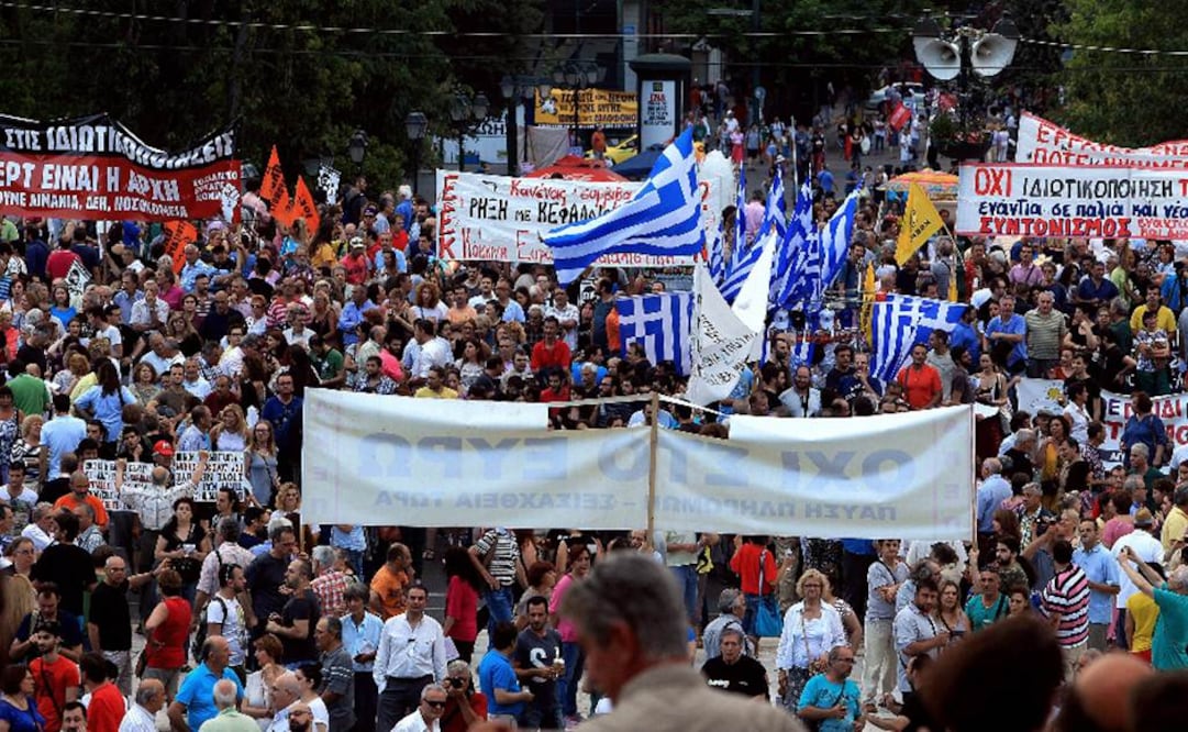 Miles de manifestantes se reunieron ayer en la plaza Syntagma, en Atenas, en apoyo al gobierno griego en sus negociaciones con sus acreedores internacionales, en la víspera de una reunión en Bruselas con los países de la eurozona Foto: Reuters