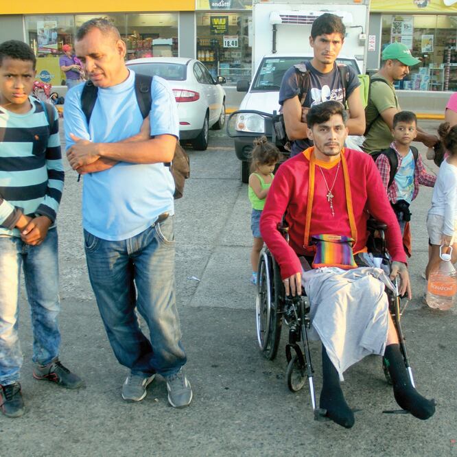 Desplazarse en silla de ruedas no ha sido impedimento para que el salvadoreño Gustavo persiga el sueño americano al lado de la caravana migrante. MARÍA DE JESÚS PETERS. EL UNIVERSAL