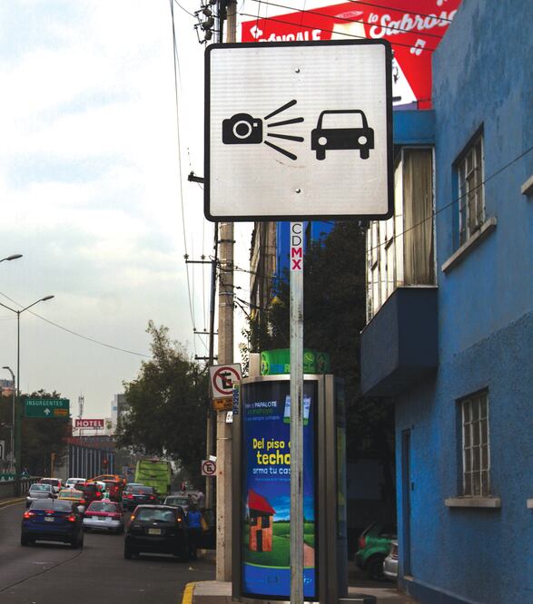 Los automovilistas que sean infraccionados por primera vez no están obligados a pagar la sanción, sólo serán amonestados (NOTIMEX)