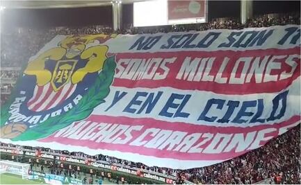 VIDEO: Aficionados de Chivas se presentan en el Clásico Nacional con espectacular tifo
