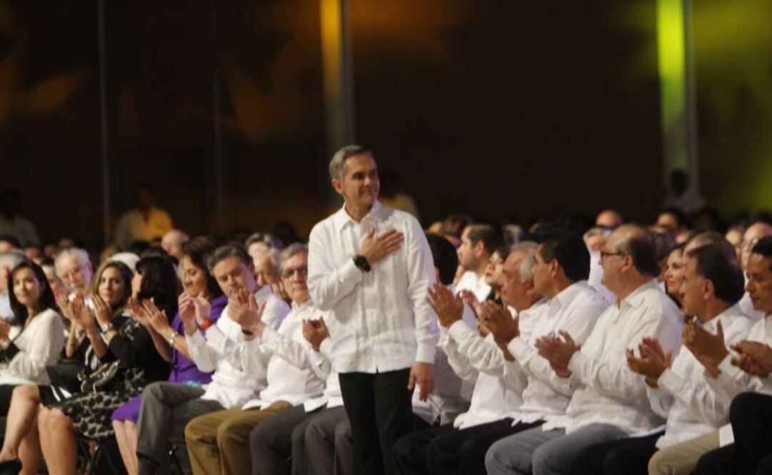 El jefe de Gobierno, Miguel Ángel Mancera, acudió al Cuarto Informe del gobernador de Tabasco, Arturo Nuñez (Twitter @ManceraMiguelMX)