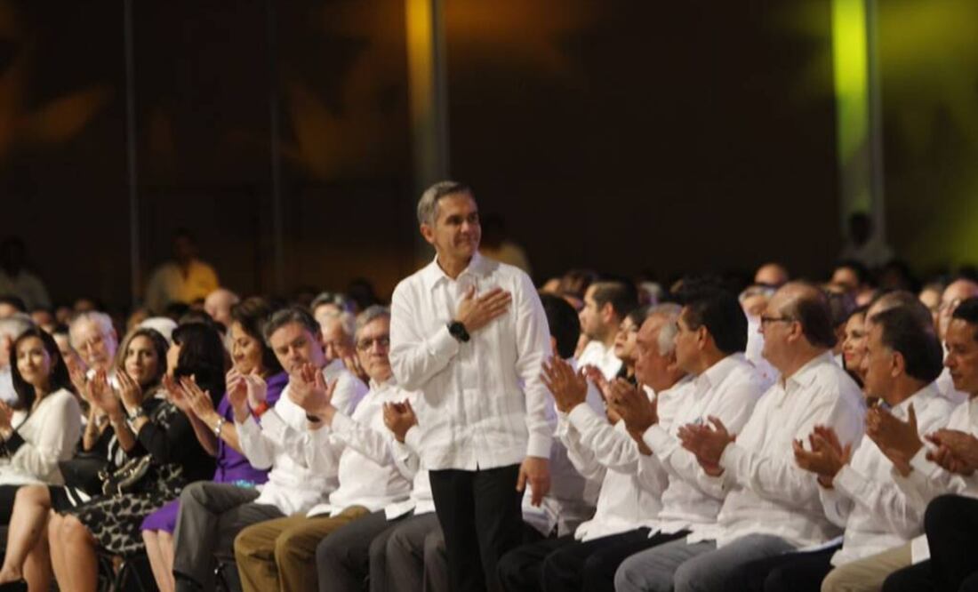 El jefe de Gobierno, Miguel Ángel Mancera, acudió al Cuarto Informe del gobernador de Tabasco, Arturo Nuñez (Twitter @ManceraMiguelMX)