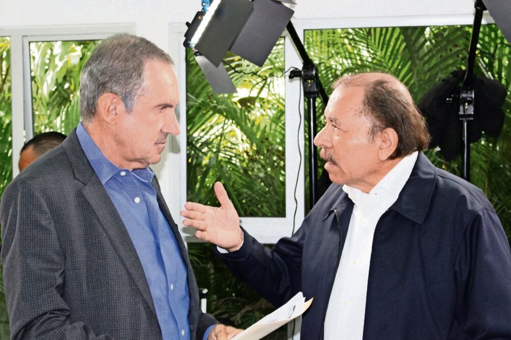 El presidente de Nicaragua Daniel Ortega (derecha), durante una entrevista con el periodista Andrés Oppenheimer de la cadena CNN, ayer en Managua, en la que afirmó buscar una salida a las protestas contra su gobierno. Foto: EFE