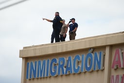 Revelan que ICE cambió reglas en centros de detención tras presión de contratista privado