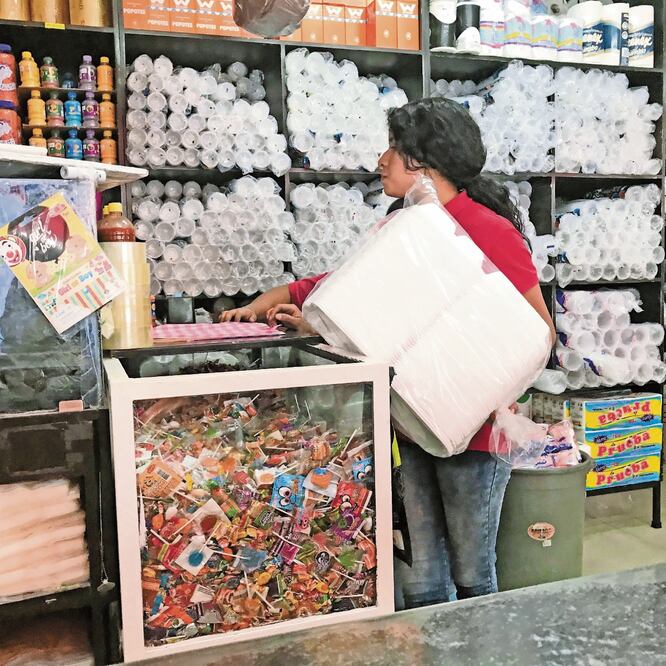 La medida se esperaba hasta el año 2020 para sacar inventarios y obtener mater ia les alternativos a bajo costo, dice la propietaria de una tienda de artículos desechables. REBECA JIMÉNEZ. EL UNIVERSAL