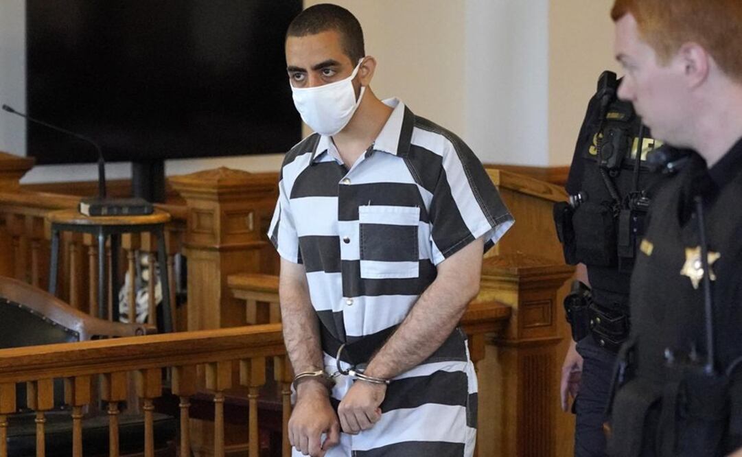 Hadi Matar, de 24 años, centro, llega para una lectura de cargos en el juzgado del condado de Chautauqua en Mayville. Foto: AP 