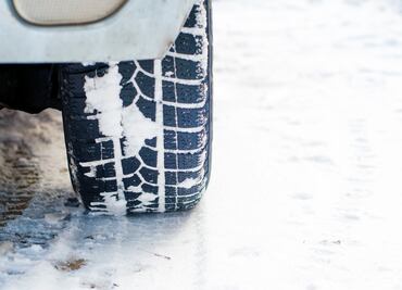 ¿Se debe subir o bajar la presión de las llantas en época de frío?