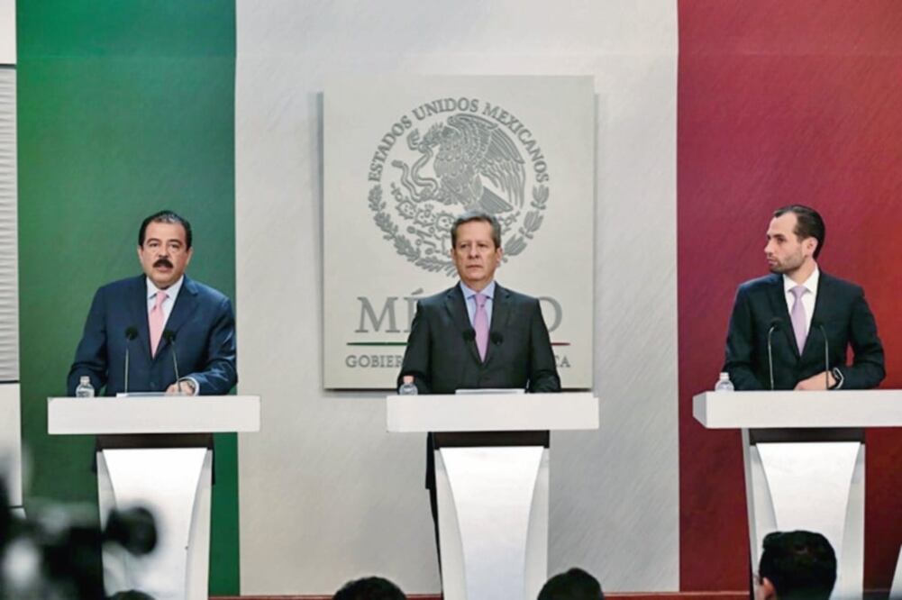 El titular de la Sedesol, Eviel Pérez Magaña (izq.), junto al vocero de Los Pinos, Eduardo Sánchez Hernández (centro), detalló que de los casi 40 millones de beneficiarios de la dependencia, tres de cada 10 pertenecen al sector juvenil (TOMADA DE TWITTER)