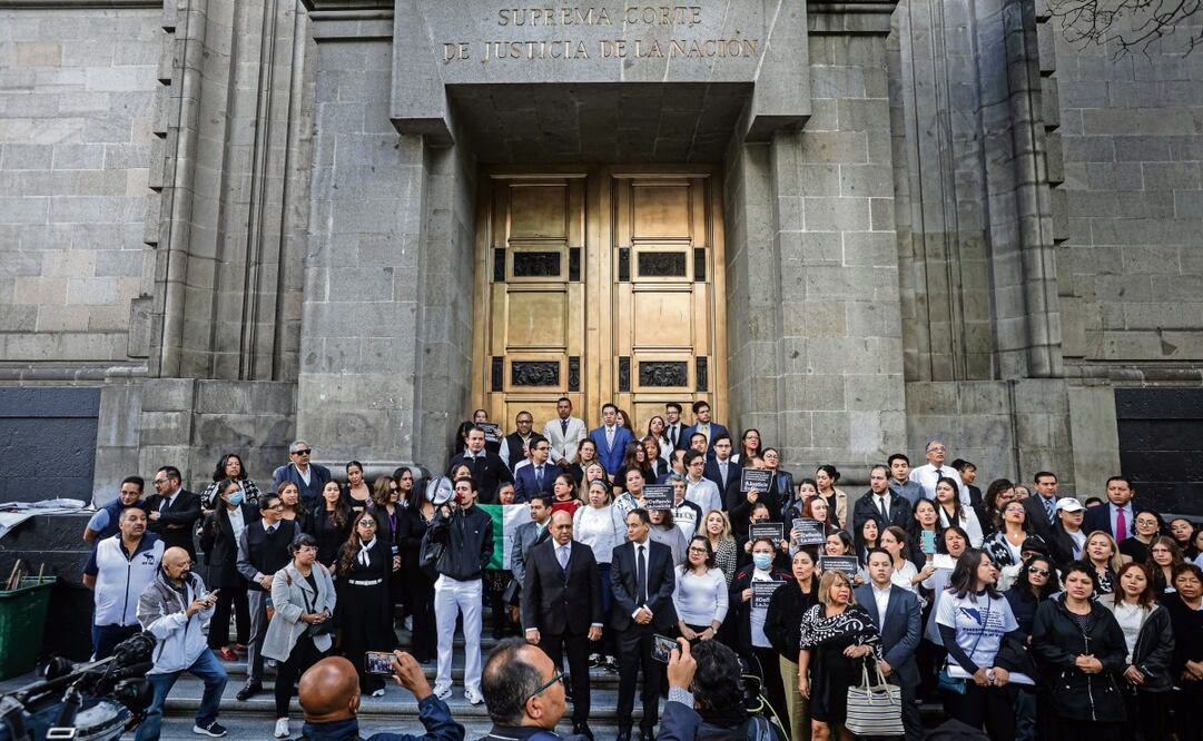 Trabajadores se manifestaron ayer afuera de la Suprema Corte de Justicia de la Nación. Foto: Gabriel Pano | El Universal