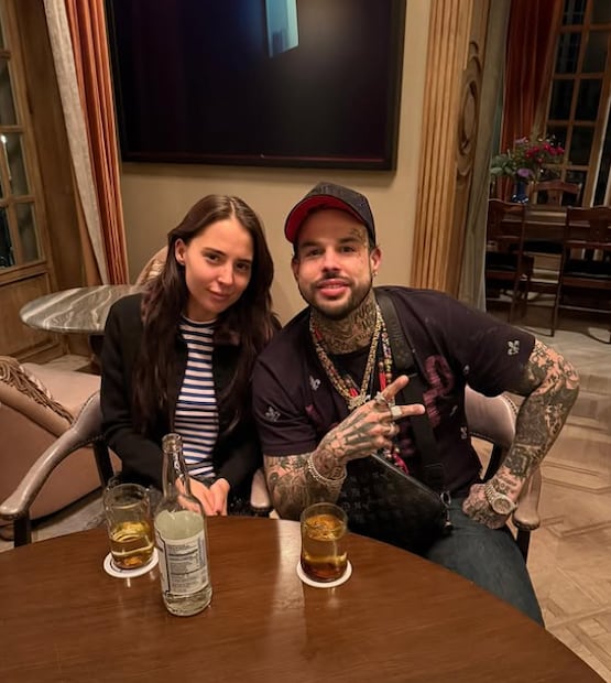 Majo y Emiliano Aguilar; los primos posan juntos, ninguno de ellos tiene una relación cercana con Pepe ni con Ángela.