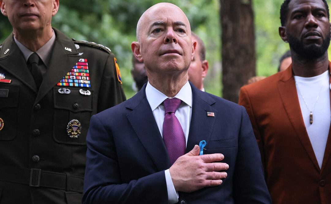 El secretario de Seguridad Nacional, Alejandro Mayorkas, coloca su mano sobre su corazón mientras se canta el Himno Nacional durante la ceremonia anual de conmemoración del 11 de septiembre, en Nueva York. Foto: AFP