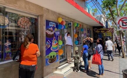 Por Día del Niño, padres hacen fila ordenadamente en restaurantes de Sinaloa