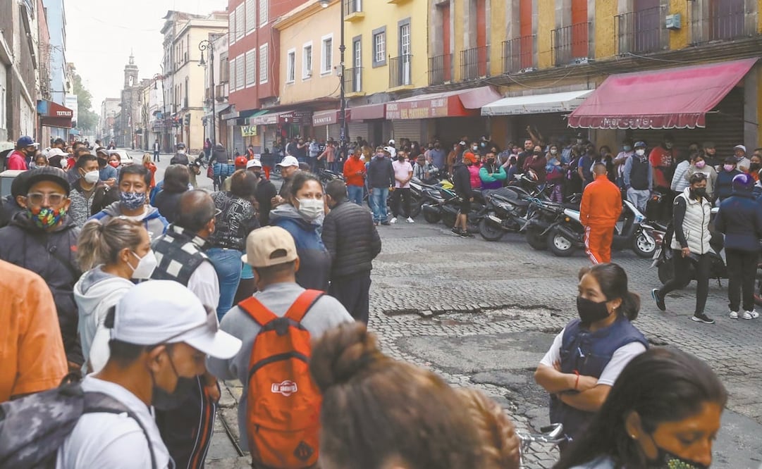 A la mesa para la consulta popular ubicada en la Escuela Ponciano Arriaga sección 4748, ubicada a dos calles de Palacio Nacional, arribaron unas 100 personas, presuntamente acarreadas por líderes de comerciantes. Foto: Diego Simón/ EL UNIVERSAL.