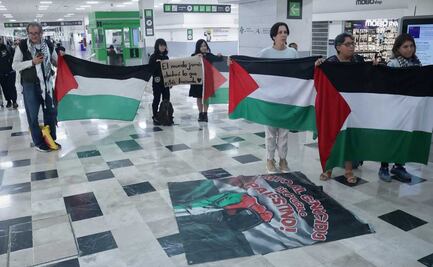 Mexicanos se manifiestan en el AICM; intentarán llegar a la frontera con Gaza para repartir ayuda humanitaria