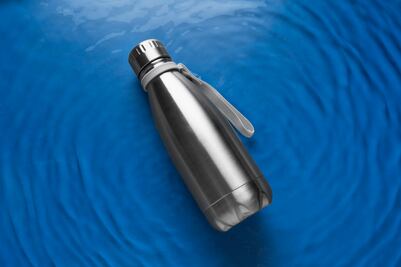 ¿Es malo tomar agua en botellas de aluminio?