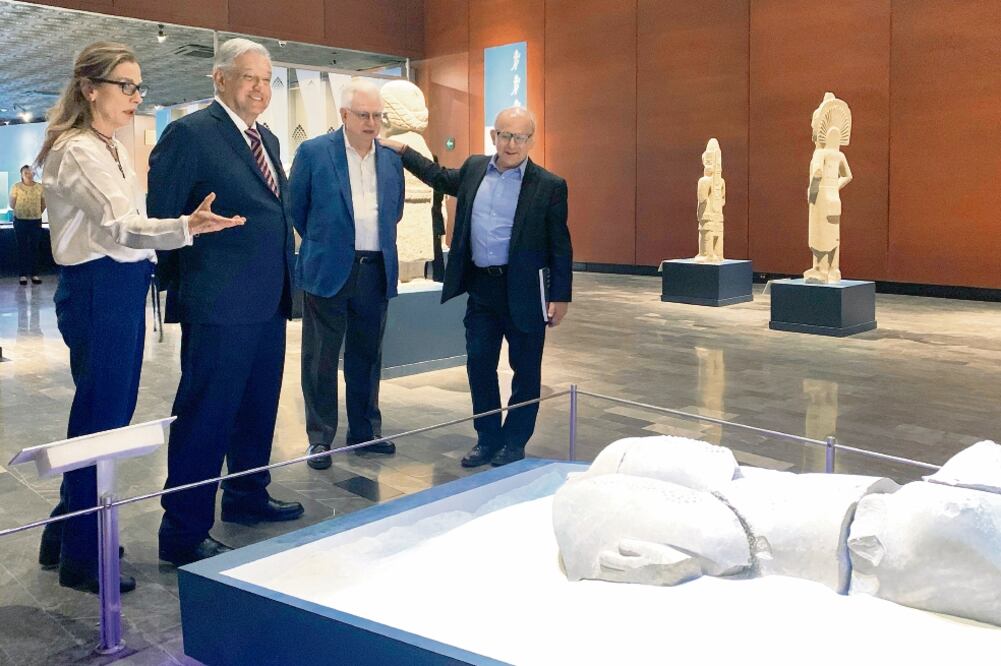 Andrés Manuel López Obrador y su esposa, Beatriz Gutiérrez Müller, visitaron la exposición Golfo. Mosaico Ancestral, en el Museo Nacional de Antropología, donde especialistas mostraron piezas arqueológicas de la región. Foto: PRESIDENCIA