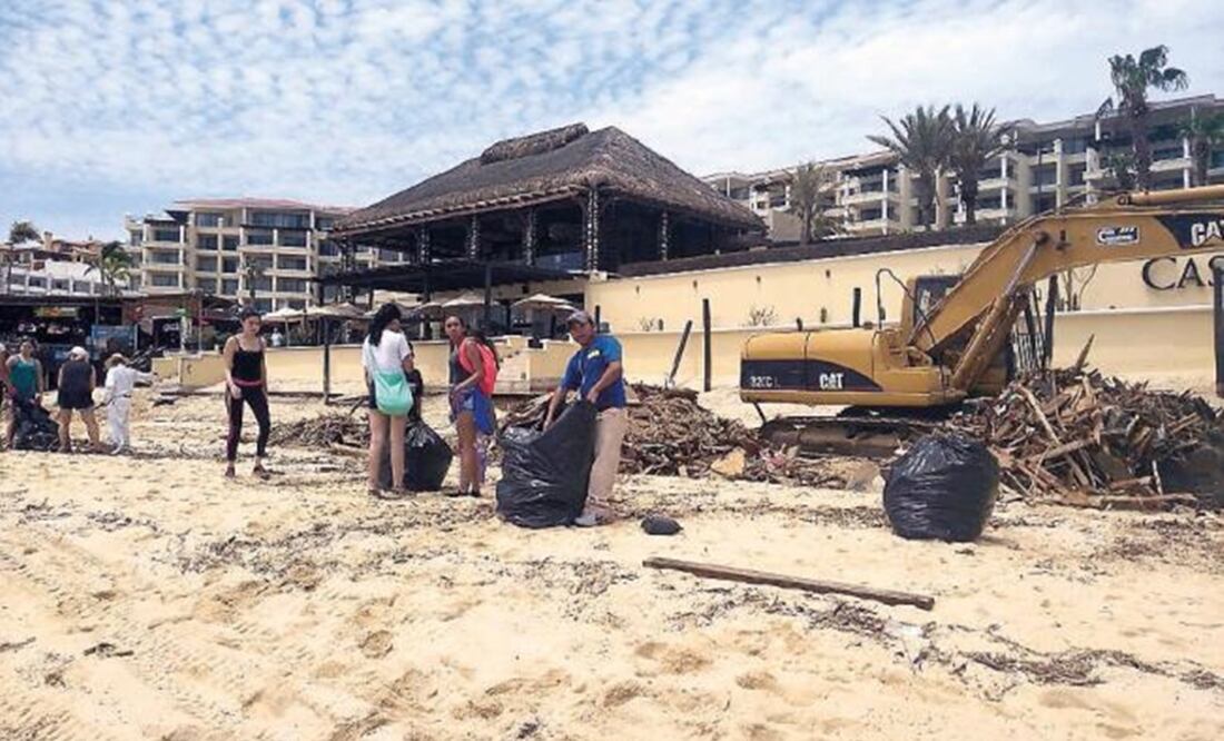 Volunteers and citizens assisting in the cleaning efforts – Photo by Gladys Rodríguez/EL UNIVERSAL