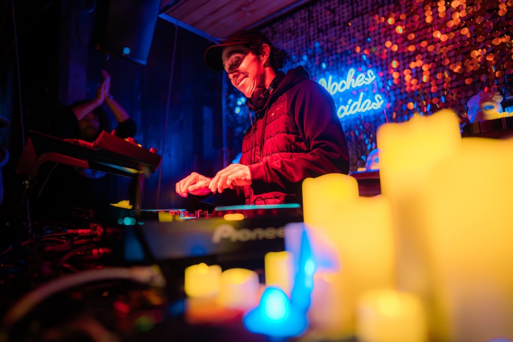 DJs nacionales e internacionales llenan de house y techno el corazón del Centro Histórico.

Foto: Facebook SANTA MARIA