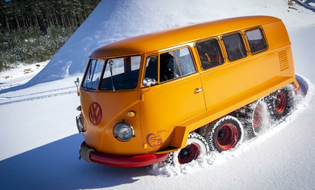 La combi que parece tanque de guerra es un auto clásico restaurado de la colección de Volkswagen Commercial Vehicles. Foto: Volkswagen