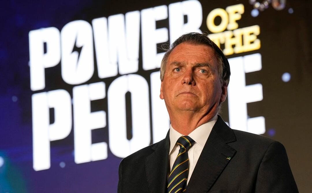 El expresidente de derecha de Brasil, Jair Bolsonaro, habla en un evento organizado por el grupo conservador Turning Point USA. Foto: AP