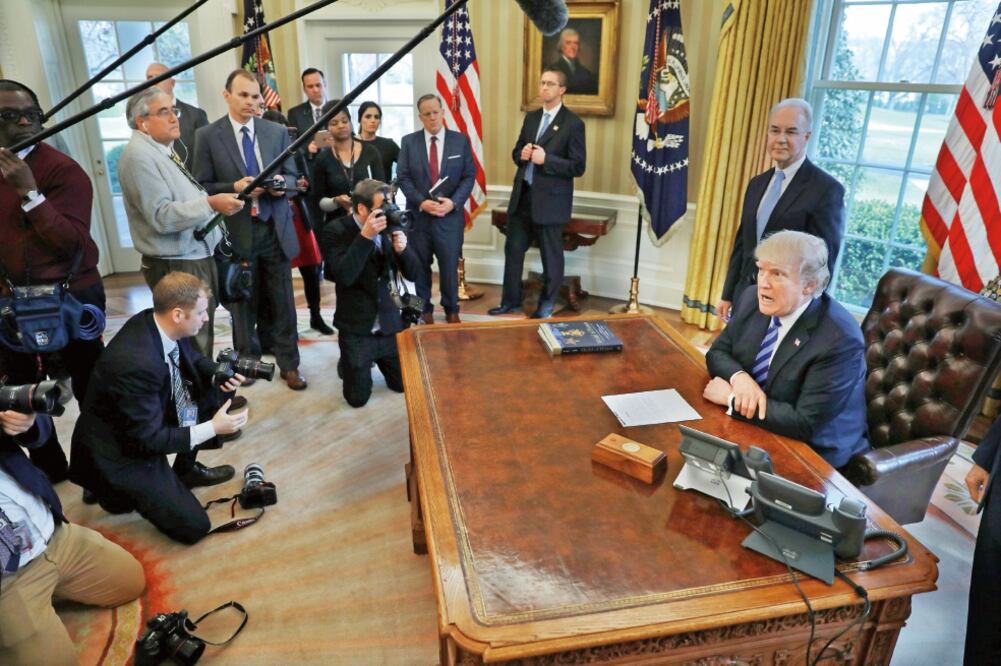 El presidente estadounidense Donald Trump, al hablar ayer en la Casa Blanca con los medios del fracaso de su plan de salud, del que culpó a los demócratas (CARLOS BARRIA. REUTERS)