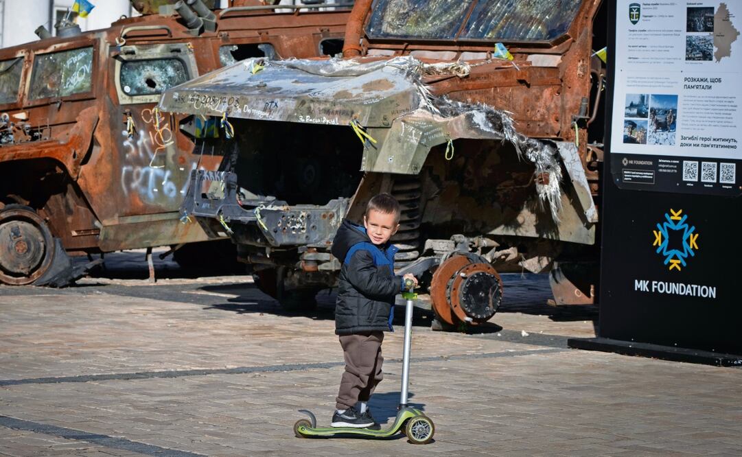 Un niño juega con su scooter junto a vehículos rusos destruidos, en la Plaza Mykhailivska, en el centro de Kiev. Foto: Efrem Lukatsky | AP