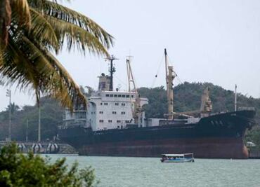 Piden incautar barco norcoreano encallado en Veracruz