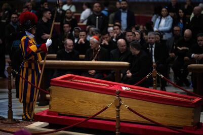 Unas 250 mil personas despidieron al papa Francisco en la basílica de San Pedro antes del funeral; cierran capilla ardiente