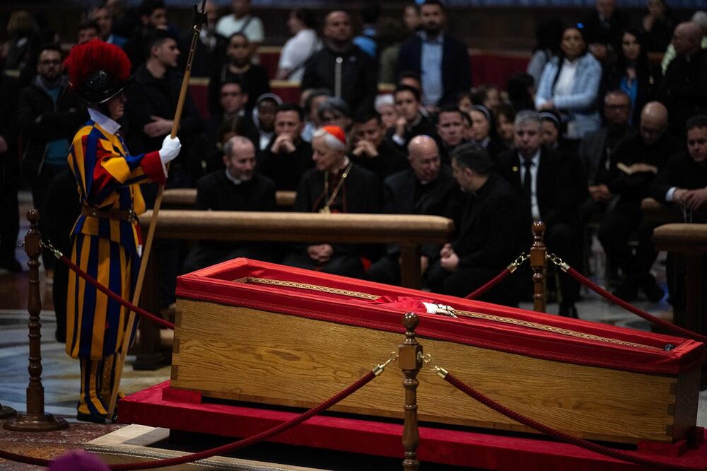 La ceremonia de cierre del féretro con el cuerpo del difunto papa Francisco comenzó este viernes en la basílica de San Pedro.  Foto: AFP