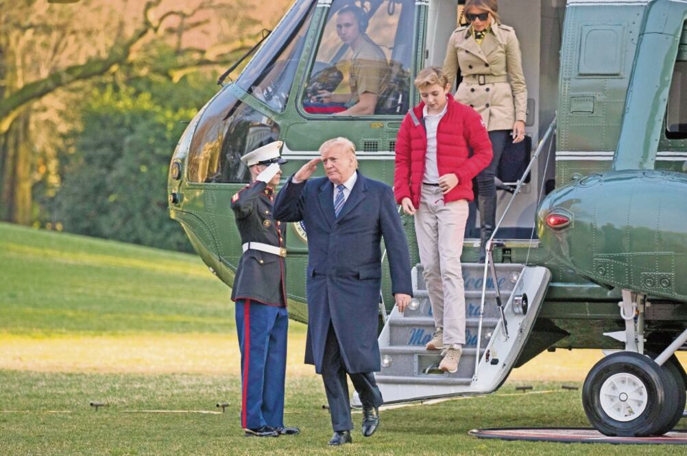 El presidente Donald Trump y su esposa Melania, a su llegada ayer a la Casa Blanca . (MIKE THEILER. REUTERS)