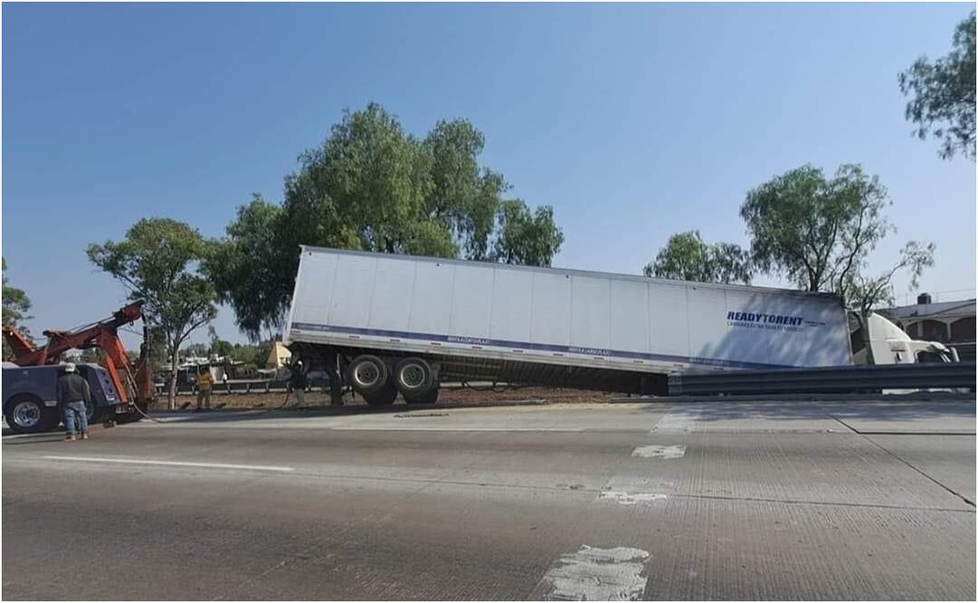 Tráiler se impacta contra muro de contención. Foto: Especial