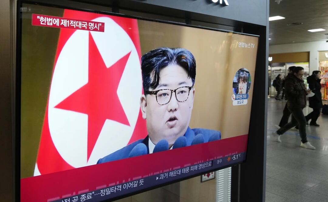 Una pantalla de televisión muestra una imagen del gobernante norcoreano Kim Jong-un durante un programa noticioso el martes 16 de enero de 2024, en la estación ferroviaria de Seúl, Corea del Sur. Foto: AP