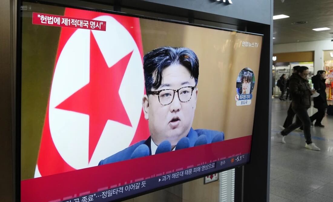 Una pantalla de televisión muestra una imagen del gobernante norcoreano Kim Jong-un durante un programa noticioso el martes 16 de enero de 2024, en la estación ferroviaria de Seúl, Corea del Sur. Foto: AP