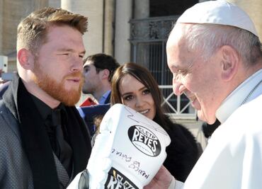 ‘Canelo’ Álvarez visita en El Vaticano al papa Francisco