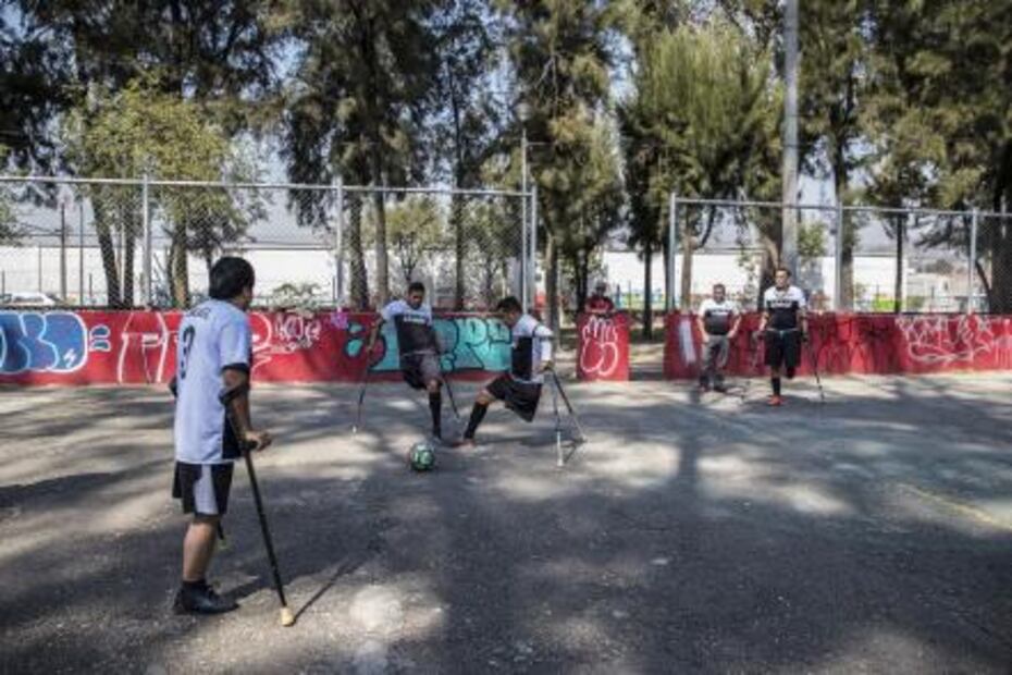 Futbolistas de un solo pie buscan cancha tras el sismo