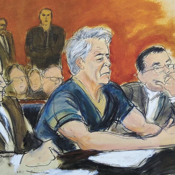 La defensa de Jeffrey Epstein (centro), que compareció en la Corte de Manhattan, pidió tiempo para preparar un pedido de libertad bajo fianza. ELIZABETH WILLIAMS. AP