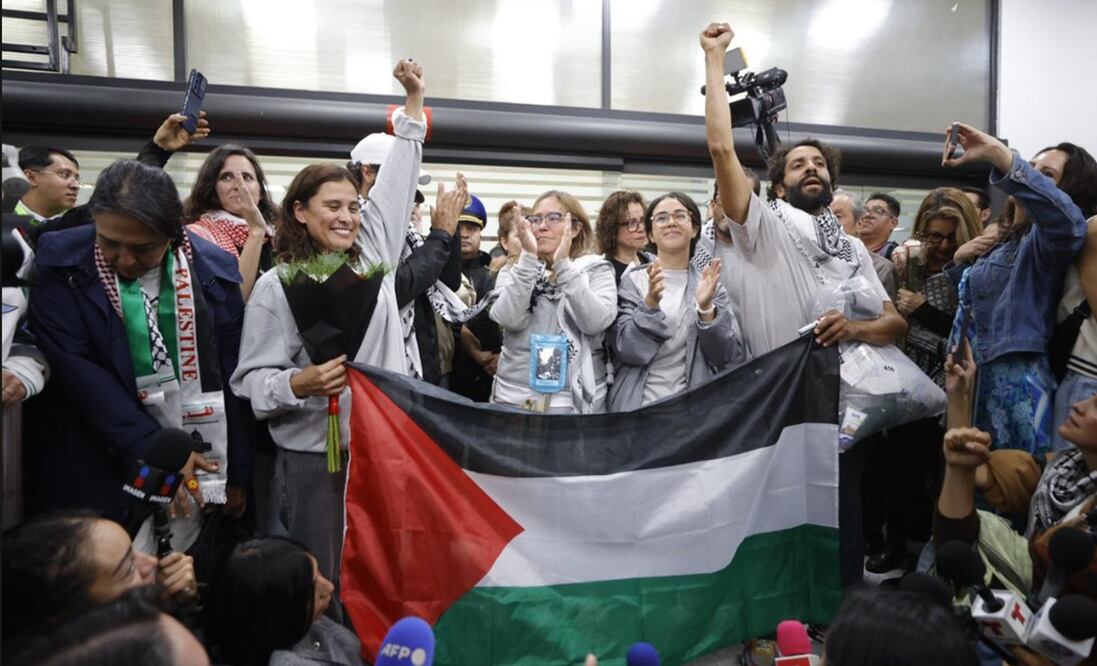 Los seis mexicanos que participaron en la Flotilla Global Sumud que llevaba ayuda humanitaria a Gaza y que fueron detenidos por el gobierno de Israel llegaron al AICM, el miércoles 8 de octubre de 2025: Foto: Diego Simón /EL UNIVERSAL